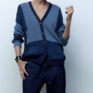 Beautiful sweater, never worn, shades of blue